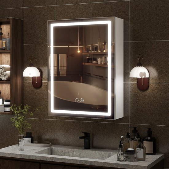 Badkamerspiegelkast met led-verlichting, witte kast, spiegels en verlichting in de spiegel.