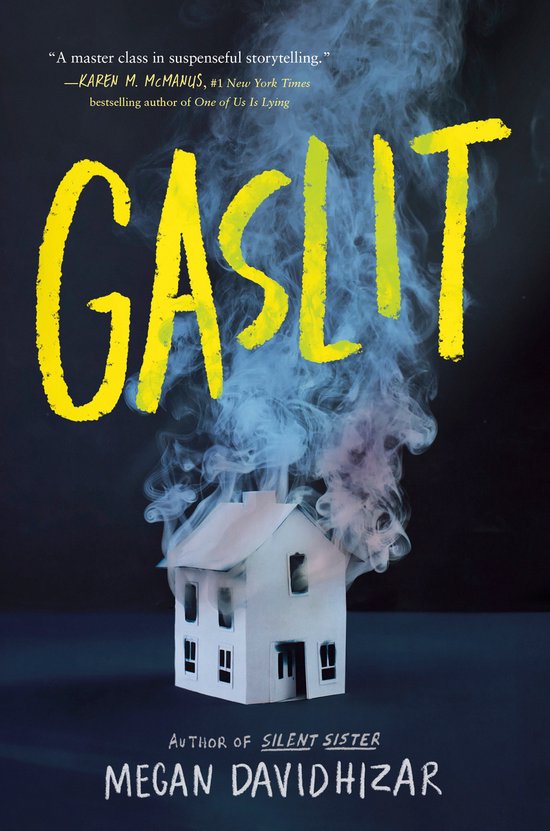 Boek "Gaslit" van Megan Davidhizar. Een wit huisje in rook gehuld met gele letters.