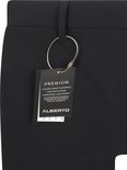 Zwarte chino broek met een label met tekst 'PREMIUM' en 'ALBERTO'.