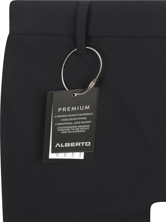 Zwarte chino broek met een label met tekst 'PREMIUM' en 'ALBERTO'.