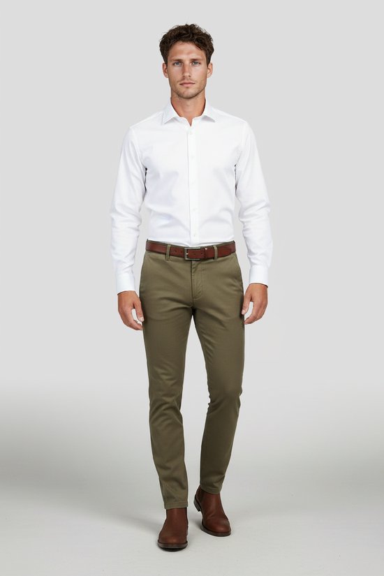 Man met olijfgroene chino's en wit overhemd.
