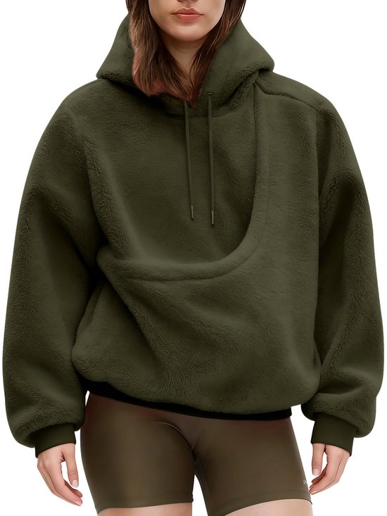 Donkergroene oversized teddy hoodie met capuchon, koordjes en een grote opening aan de voorkant.