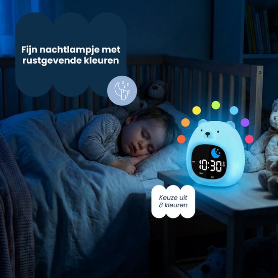 Kind slaapt naast een gloeiende blauwe beerwekker met veelkleurige lampjes rondom.