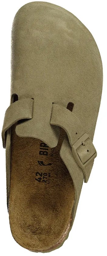 Lichtbruine suède Birkenstock Boston slipper, bovenaanzicht met gesp en Birkenstock logo.