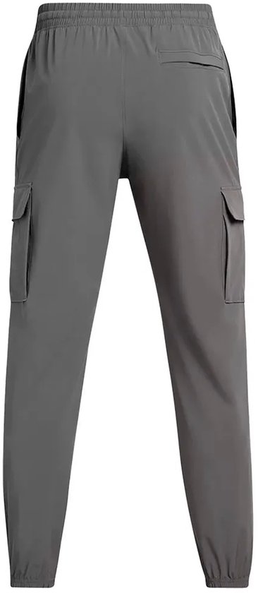 Achterkant van grijze cargo trainingsbroek met cargo zakken.