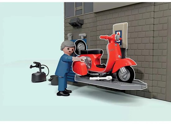 PLAYMOBIL monteur in blauw pak bij een rode Vespa scooter op een hefplateau.