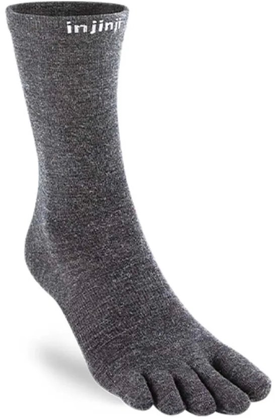 Chaussettes doigts de pied grises foncées Injinji avec logo blanc sur le bord.