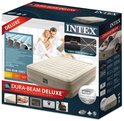L'emballage d'un matelas pneumatique Intex Dura-Beam Deluxe. Montre un couple sur le lit et des détails sur la technologie Fiber-Tech.