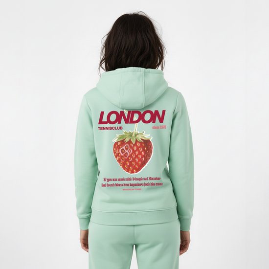 Lichtgroene hoodie met op de achterkant "LONDON TENNISCLUB since 1975" en een grote aardbeienprint.