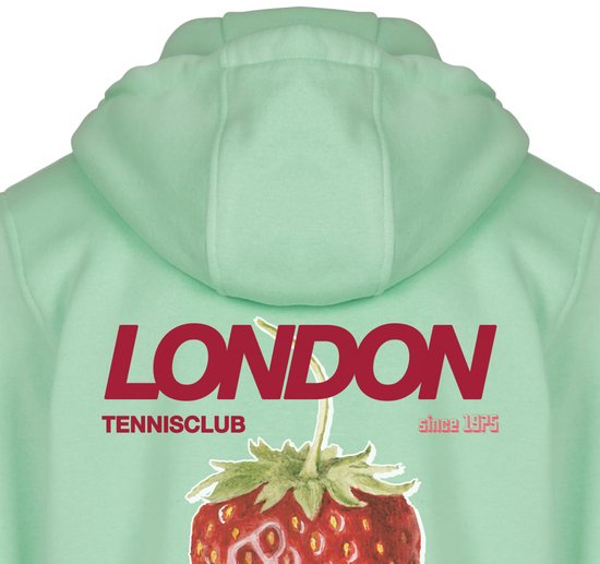 Close-up van de achterkant van een lichtgroene hoodie met de tekst "LONDON TENNISCLUB since 1975" en een aardbeienprint.
