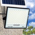 Solar schijnwerper met zonnepaneel en heldere verlichting, met blauwe lucht.
