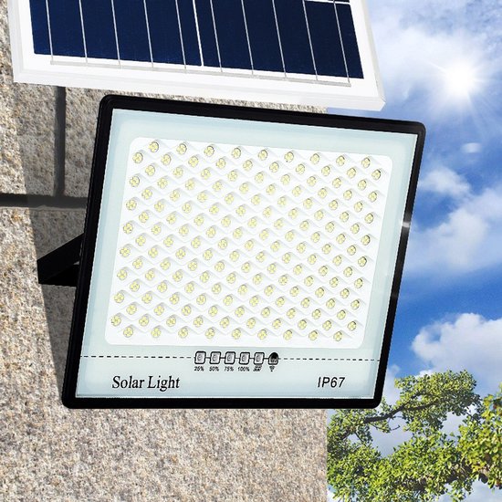 Solar schijnwerper met zonnepaneel en heldere verlichting, met blauwe lucht.