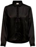 Zwarte satijnen blouse met lange mouwen en knoopjes.
