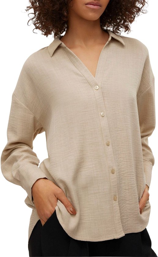 Buste d'un mannequin avec chemise en crêpe beige, col en V et boutons.