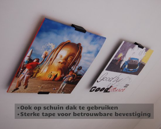 Twee LP's met albumhoezen hangen aan een schuin dak op zwarte Nillie houders.