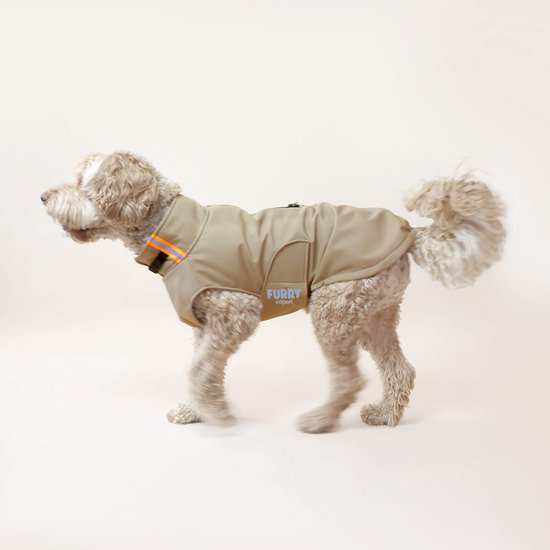 Beige Furry Original softshell hondenjas op een beige achtergrond. De jas heeft oranje accenten en een rits.