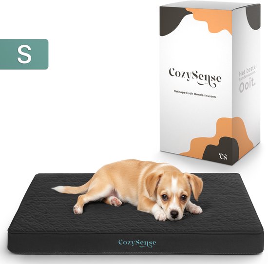 Un petit chien est allongé sur un coussin pour chien noir et matelassé. À côté du coussin, l'emballage indique 'le meilleur coussin pour chien' et la taille 'S'.