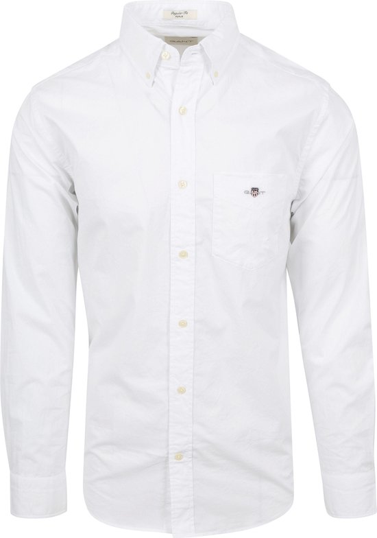 Wit Gant overhemd met geborduurd logo op borstzakje, hangend aan een kledinghanger.
