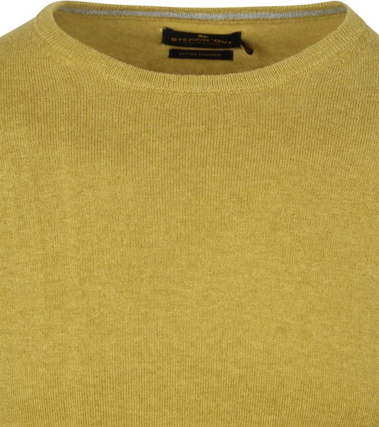 Gros plan détaillé d'un pull Steppin' Out vert mousse à col rond. L'étiquette 'Cotton Cashmere' est visible.