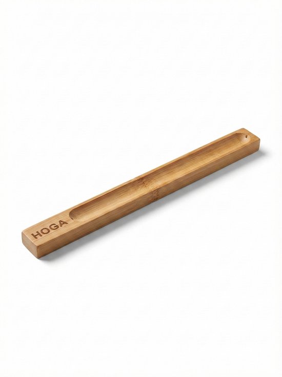 Lange, dunne, houten wierookhouder met het logo 'HOGA', geïsoleerd op een witte achtergrond.