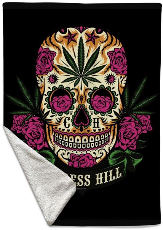 Deken met een kleurrijk suikerschedel-ontwerp met roze rozen, cannabisbladeren en de tekst 'Cypress Hill'.