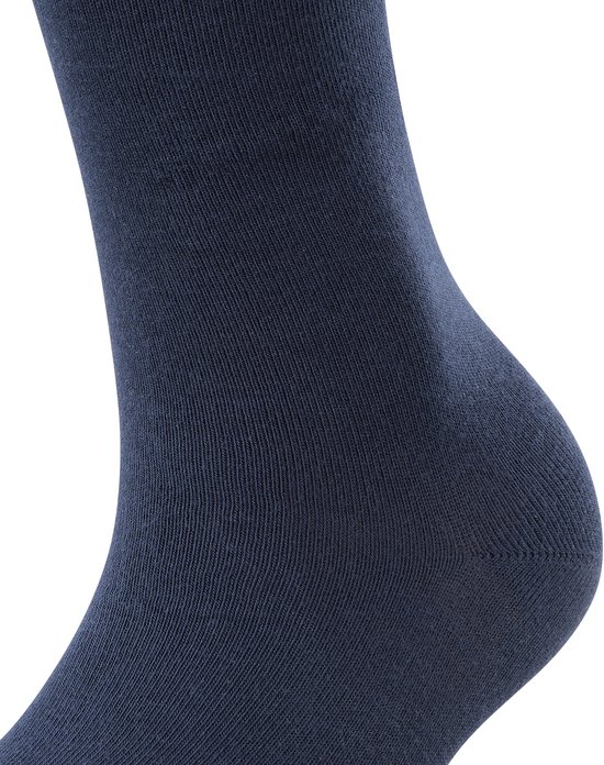 Detailopname van een effen blauwe kniekous met fijne ribbels.