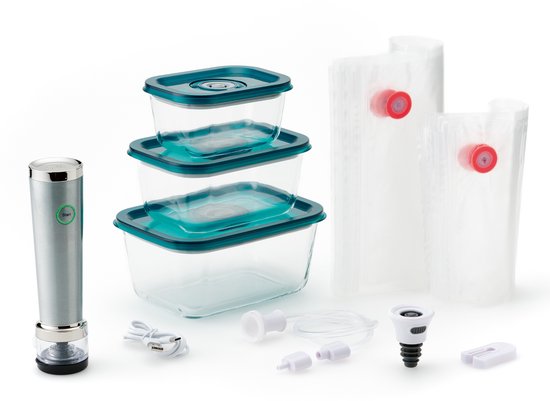 Solis Vac Stick gris, boîtes de conservation en verre avec couvercles bleus, sacs sous vide, câble USB et accessoires.