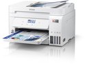 Witte Epson EcoTank printer met openstaande papierlade met daarin een document met grafieken. De printer is van voren op de foto gezet.