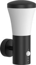 Zwarte wandlamp met witte, tapse kap. Bevat een bewegingssensor aan de onderzijde.