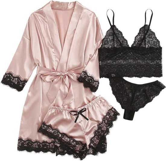 Een roze satijnen kimono met zwarte kanten afwerking, een zwarte kanten bralette, een bijpassend kanten slipje en een roze satijnen short met strik.
