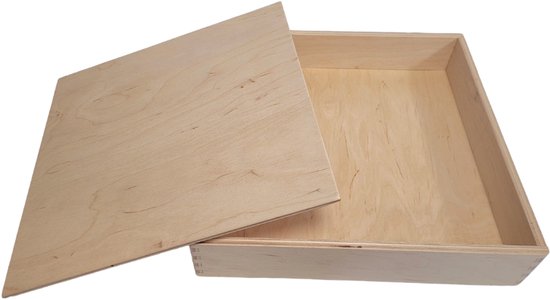 Een open houten bak met het deksel schuin ernaast, beide met zichtbare houtnerven.