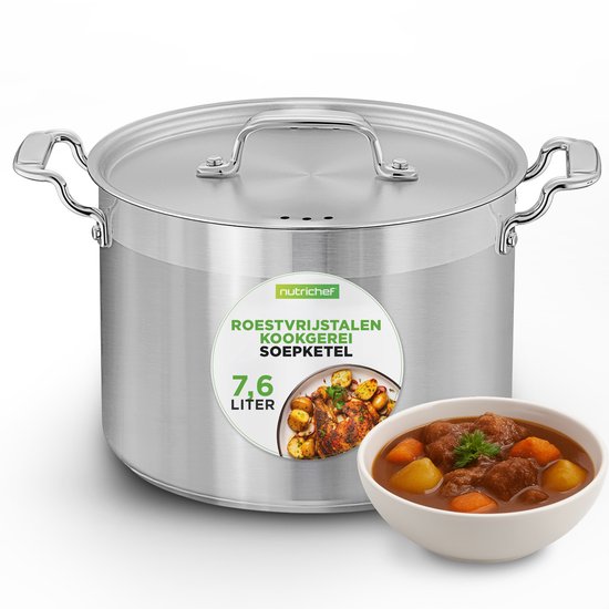 Roestvrijstalen soepketel van 7,6 liter met deksel, naast een kom stoofvlees met aardappelen.