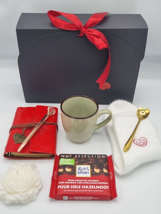RituwellGift Geschenkset Vrouwen - Nr. 3 |- Cadeau voor Vrouw - Verwenpakket - Cadeaupakket - Giftset - Verjaardag - Moederdag - Met Notitieboek, Pen, Sok, Mok, Kaars en Chocolade - Valentijn Cadeautje voor Haar - Kerstpakket Vrouw - Cadeau Vriendin