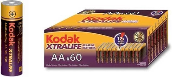 Één AA batterij en een doos met "KODAK XTRALIFE ALKALINE AAx60" en "12x MORE POWER"