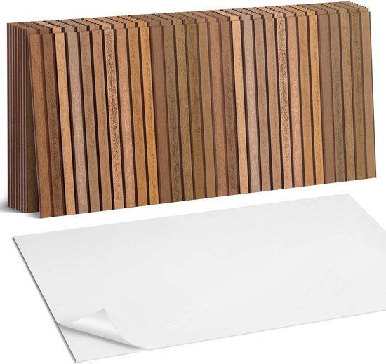 Stapel bruine houten wandpanelen met verticale groeven, met een wit vel ernaast.