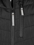 Detail van ritsen op zwarte bodywarmer met "BJØRNSON"-logo op de labels.
