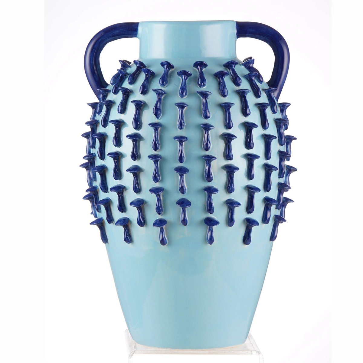 Aparte vaas in blauw keramiek met een reliëf van donkerblauwe paddenstoeltjes hoog
