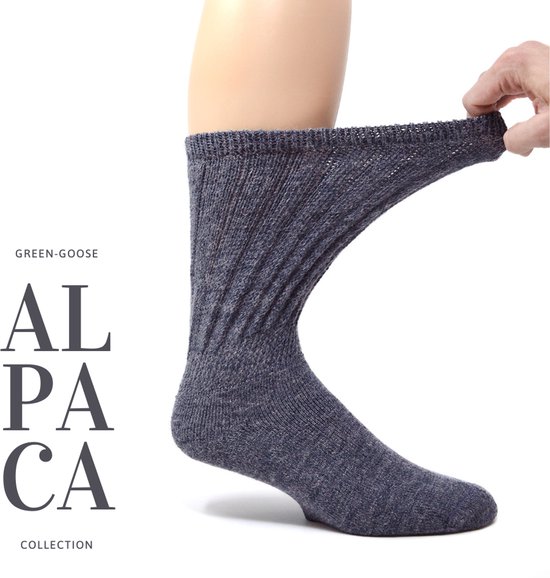 Een donkergrijze alpaca sok met verticale ribbels, uitgerekt om de elasticiteit te tonen.