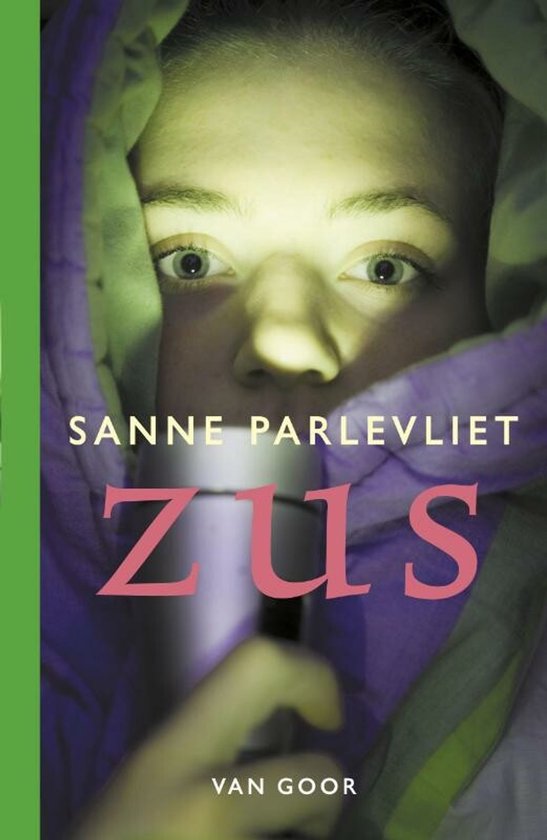 Boek "Zus" met een meisje dat in een paars kleed kijkt met een zaklamp. Sanne Parlevliet.