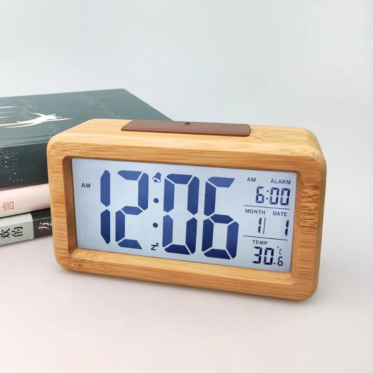 Digitale houten wekker met groot LCD-scherm, datum, temperatuur, automatische lichtsensor, snooze-functie, werkt op batterijen.