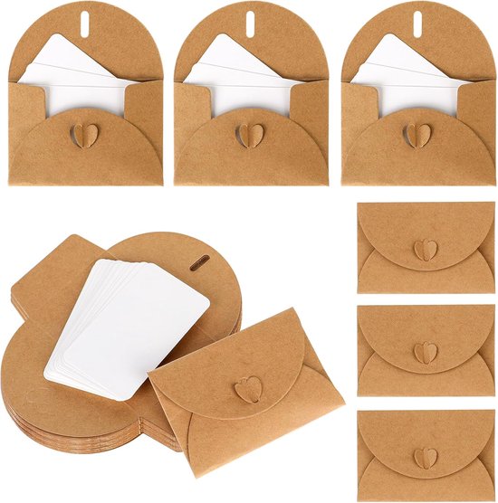 Bruine kraft mini-enveloppen met hartvormige sluiting en blanco kaartjes, opgestapeld en gerangschikt.