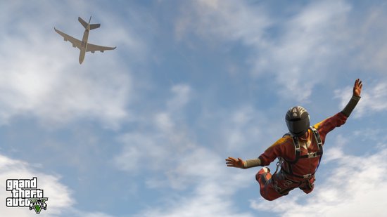 Parachutist springt uit vliegtuig met een stadsgezicht en wolken op de achtergrond.