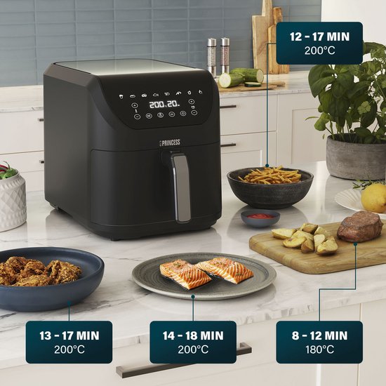 Zwarte Princess Airfryer op een aanrecht, met verschillende gerechten en kooktijden. Naast de airfryer staan een kom met gefrituurde kip, zalmfilets en een biefstuk met aardappelen.