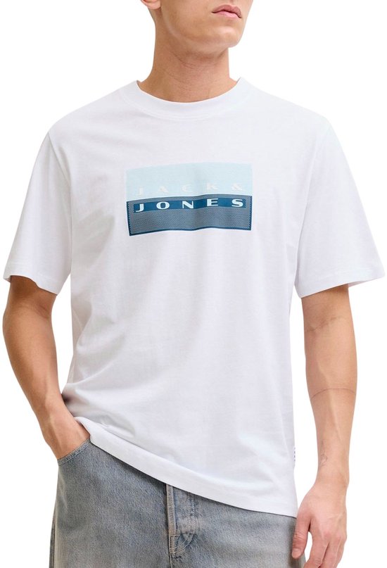 Wit T-shirt met 'JACK & JONES' print, op de borst van een man met hand in zijn zak.