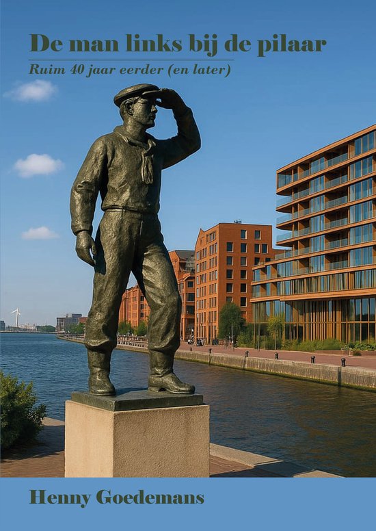 Bronzen beeld van een zeeman in een pet, die naar de horizon kijkt, met moderne gebouwen op de achtergrond.