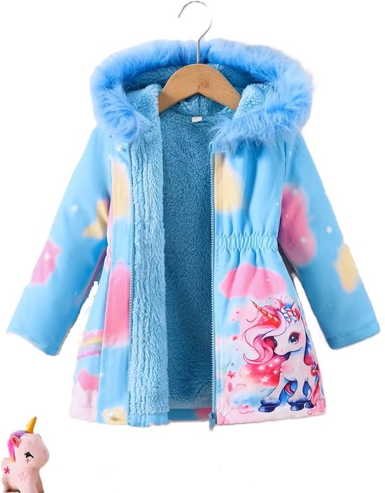 Lichtblauwe kinderjas met capuchon versierd met een blauwe nepbontkraag. De jas heeft een print van een eenhoorn en wolkjes. De voering is van fleece.