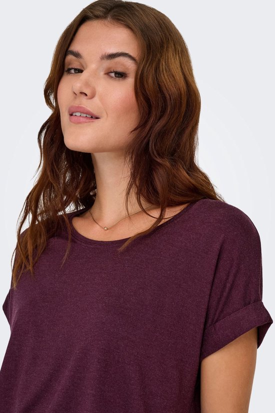 Close-up van een model dat een bordeauxrood gemêleerd t-shirt met omgeslagen mouwen draagt.