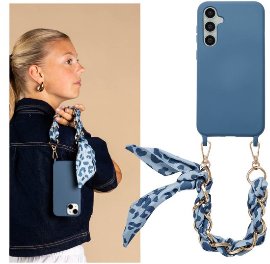 Coque de téléphone bleue avec un cordon de luxe doré à imprimé léopard et un foulard bleu.