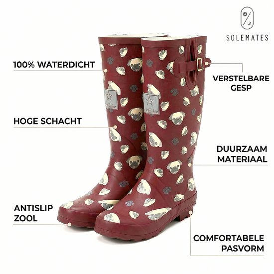 Bordeauxrode regenlaarzen met mopshondenprint. De laarzen zijn 100% waterdicht, hebben een hoge schacht, verstelbare gesp, antislip zool en een comfortabele pasvorm.
