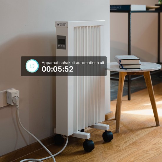 Een witte Tapo slimme stekker in een stopcontact, verbonden met een verwarming. "Apparaat schakelt automatisch uit 00:05:52" is zichtbaar.